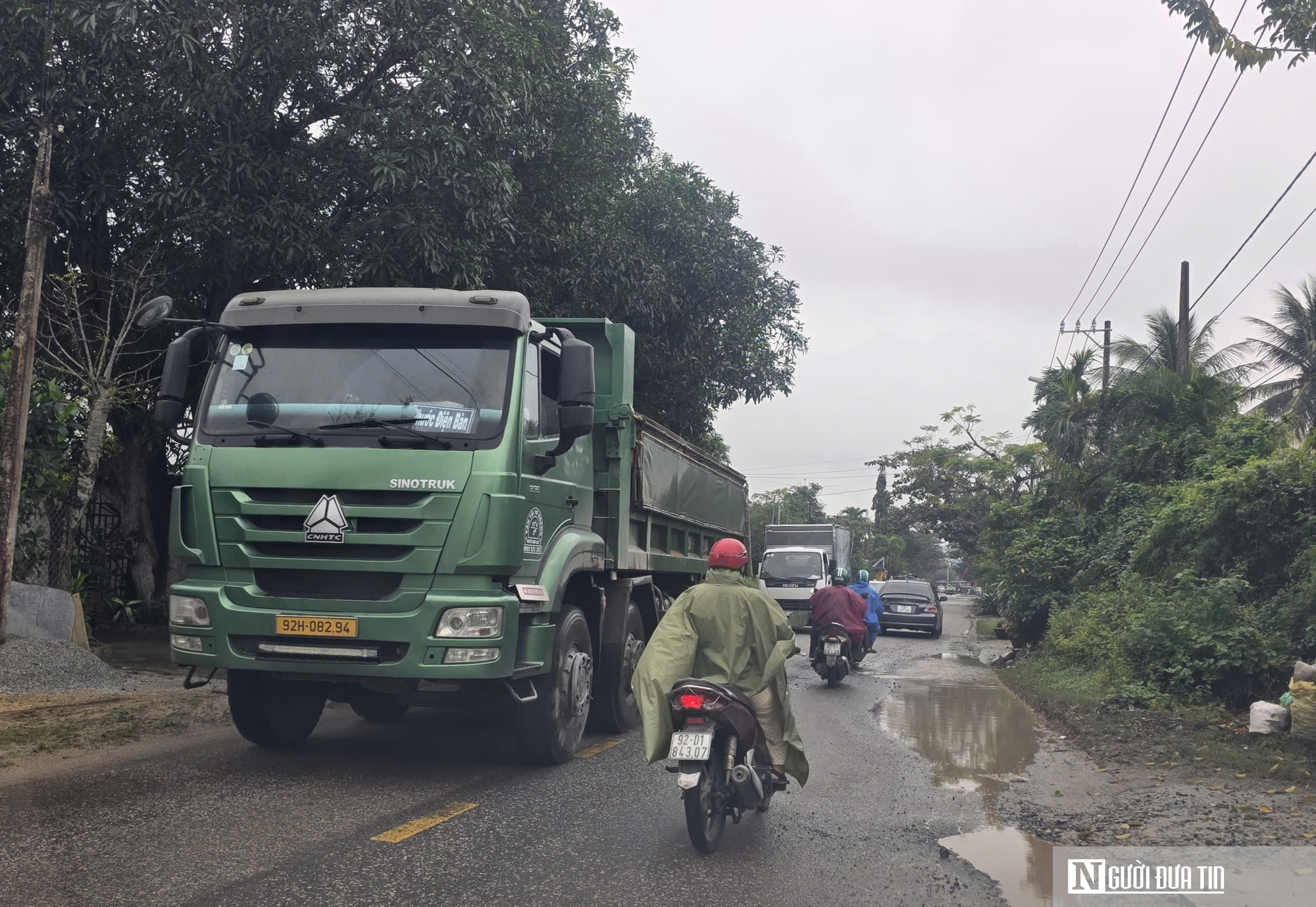 Đà Nẵng: Đường tỉnh oằn mình gánh xe tải nặng, lo mấtban toàn giao thông- Ảnh 4.