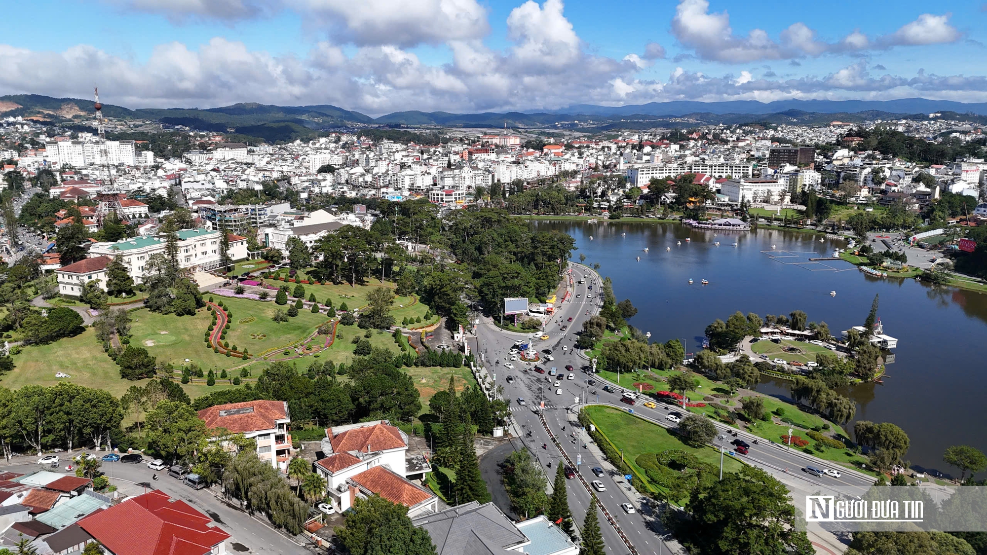 Hạ tầng giao thông giữ vai trò đòn bẩy trong chiến lược phát triển Lâm Đồng mới- Ảnh 1. Hạ tầng giao thông giữ vai trò đòn bẩy trong chiến lược phát triển Lâm Đồng mới- Ảnh 1.