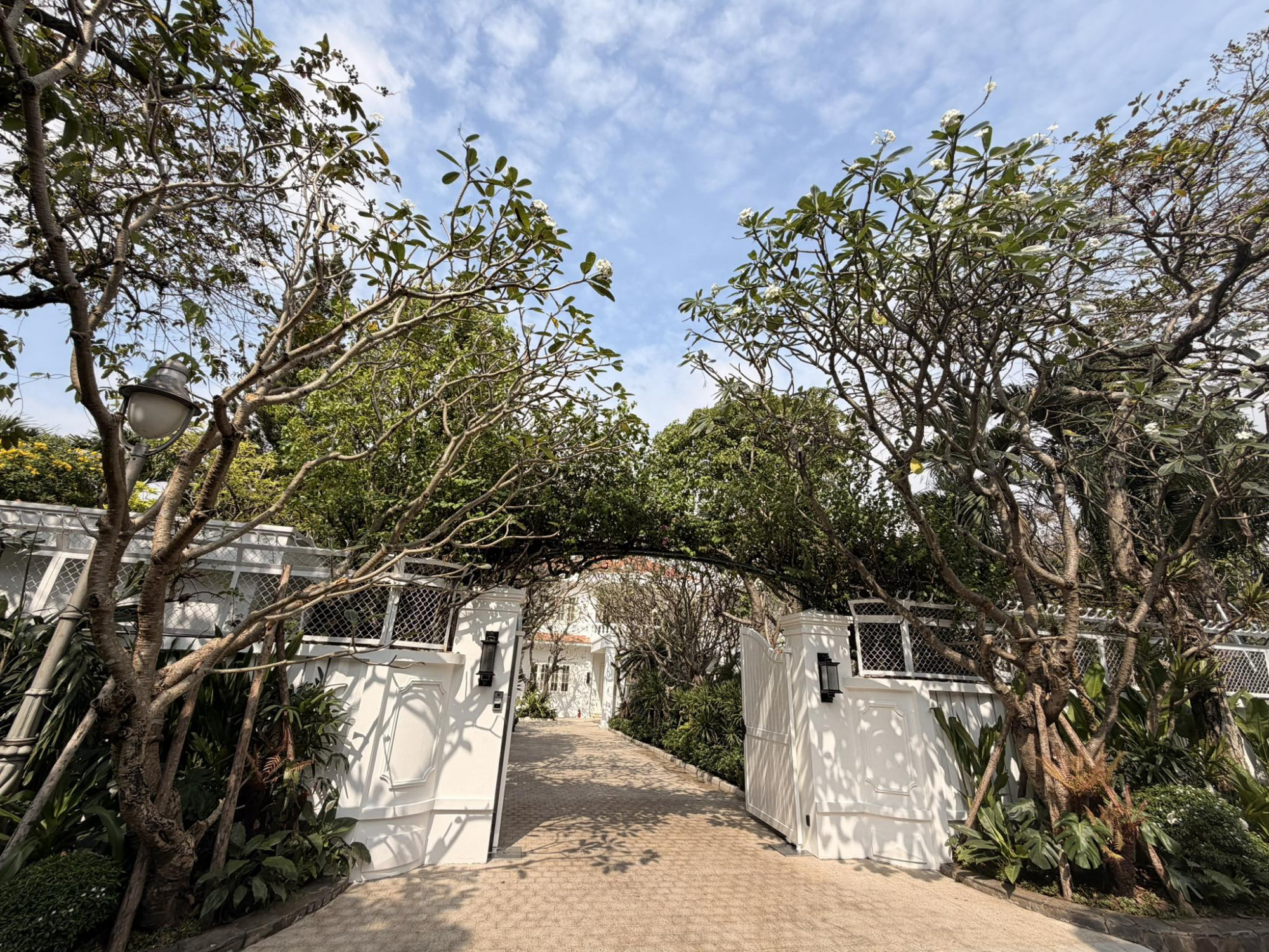 Hé lộ biệt thự rộng 2.000m2 đầy cây xanh của nhà thiết kế đình đám trong showbiz Việt- Ảnh 9.