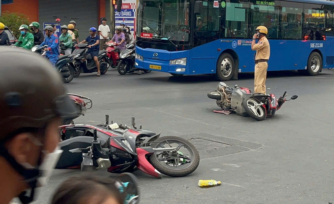 Ô tô tông liên hoàn 5 xe máy ở phường Thủ Đức- Ảnh 1.