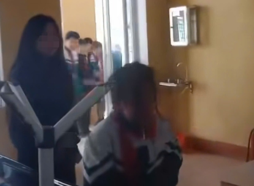 Lào Cai một nữ sinh lớp 6 bị bạn đánh ngay trong phòng học - Ảnh 1. Lào Cai một nữ sinh lớp 6 bị bạn đánh ngay trong phòng học - Ảnh 1.