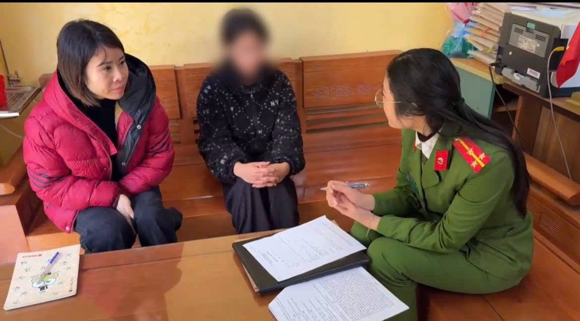 Lào Cai một nữ sinh lớp 6 bị bạn đánh ngay trong phòng học - Ảnh 2. Lào Cai một nữ sinh lớp 6 bị bạn đánh ngay trong phòng học - Ảnh 2.