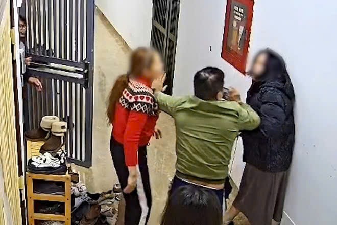 Tạm giữ hình sự người phụ nữ hành hung hàng xóm ở hành lang chung cư- Ảnh 1.