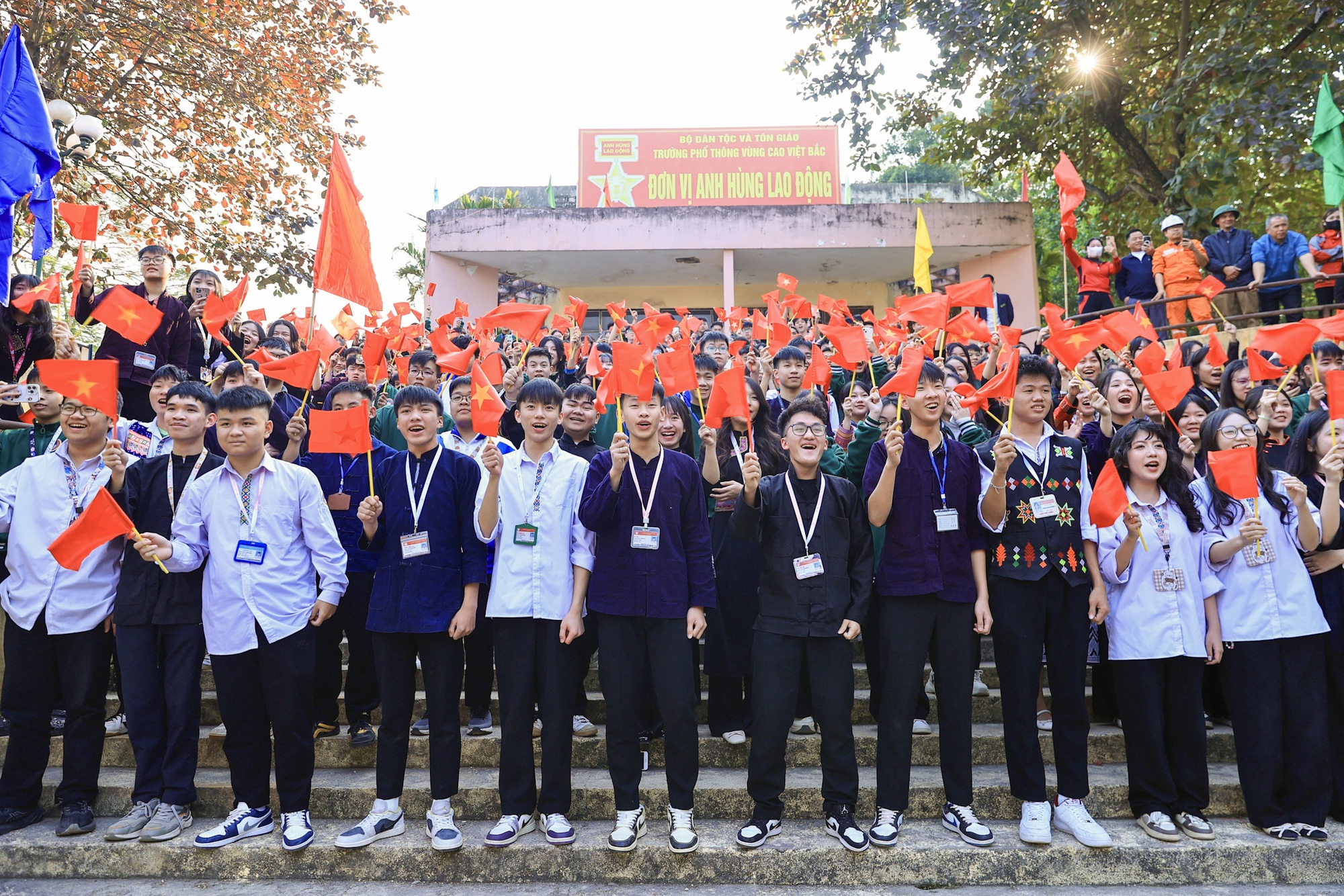 Thủ tướng mong muốn học sinh dân tộc thiểu số tự tin, có hoài bão và khát vọng vươn lên     - Ảnh 2.