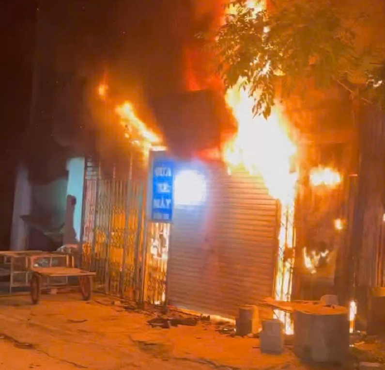 Cháy nhà trong đêm, 11 người đang ngủ được cứu thoát chết - Ảnh 1.