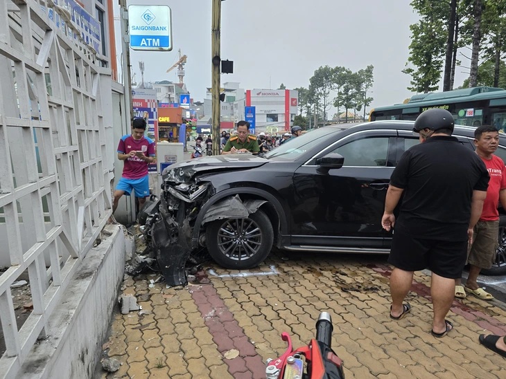 Ô tô tông liên hoàn 5 xe máy ở phường Thủ Đức- Ảnh 2.