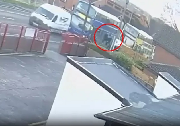 Cửa sổ xe buýt bị vỡ, 3 học sinh rơi xuống đường - Ảnh 1.