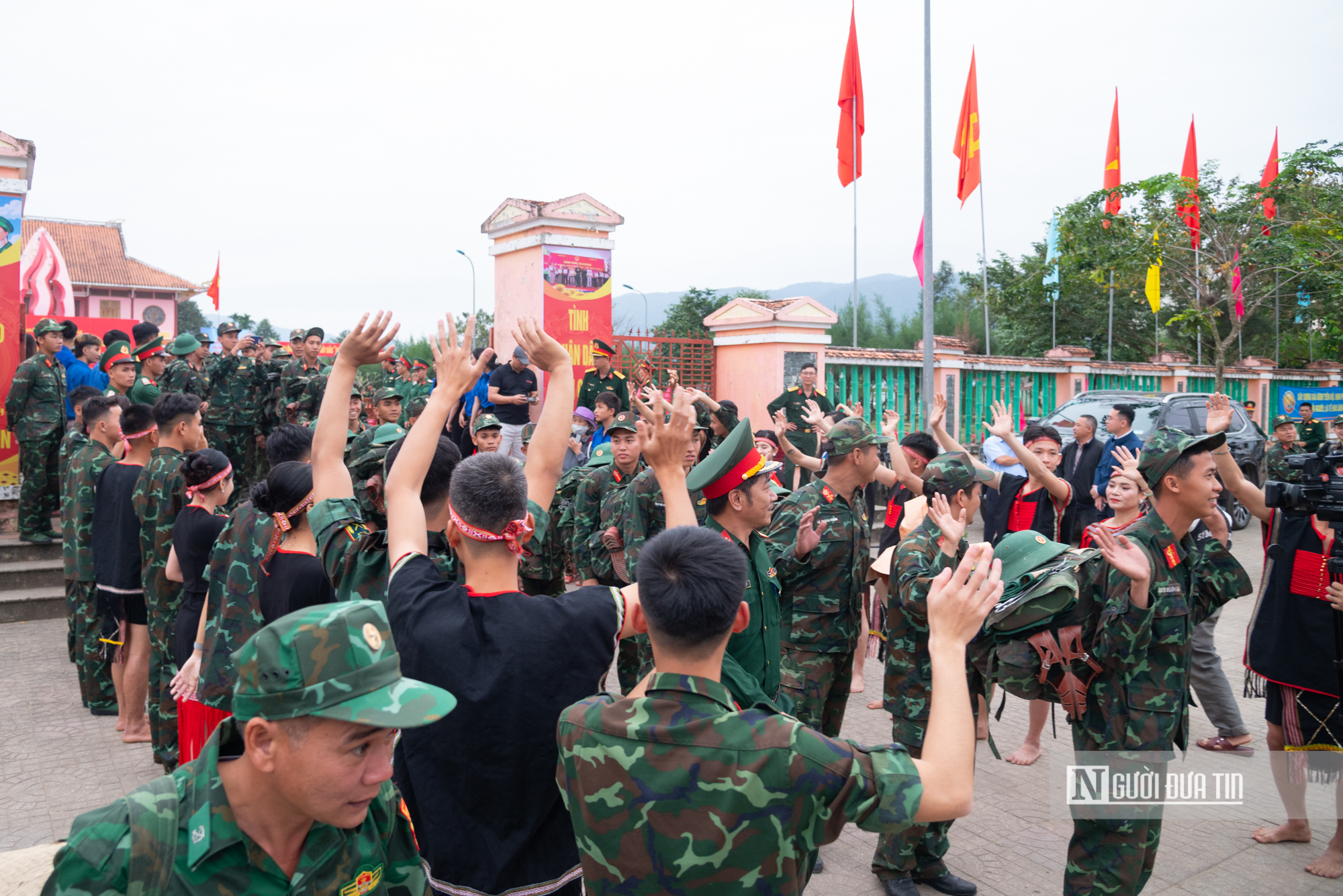 X&uacute;c động cảnh người d&acirc;n rốn lũ Đắk Lắk b&ugrave;i ng&ugrave;i chia tay bộ đội sau "chiến dịch Quang Trung"- Ảnh 1.