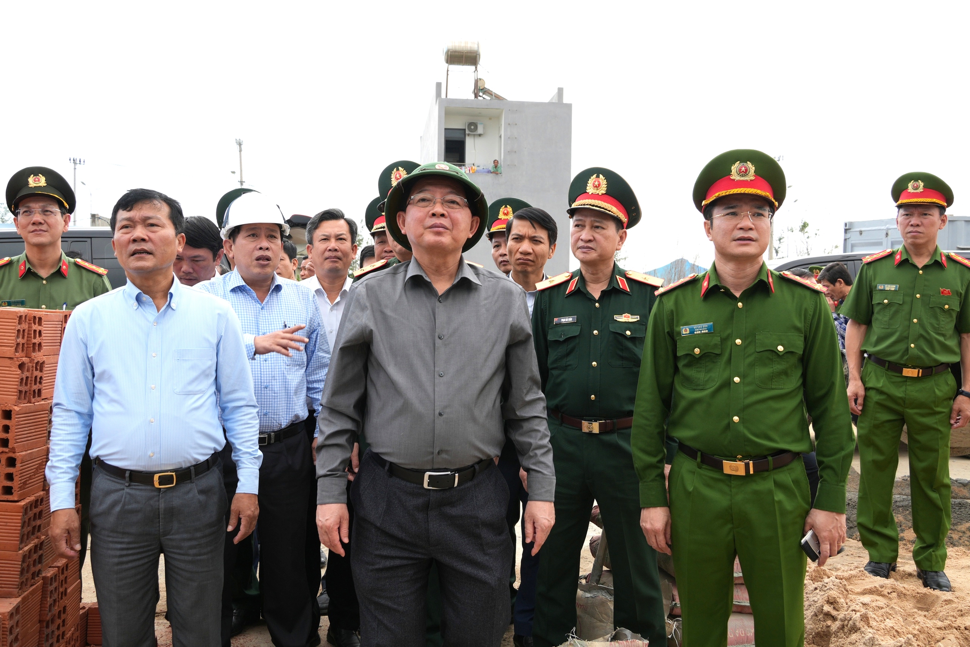 Phó Thủ tướng Hồ Quốc Dũng: Không thất hứa với bà con vùng lũ, hoàn thành Chiến dịch Quang Trung trước 16/1- Ảnh 6.