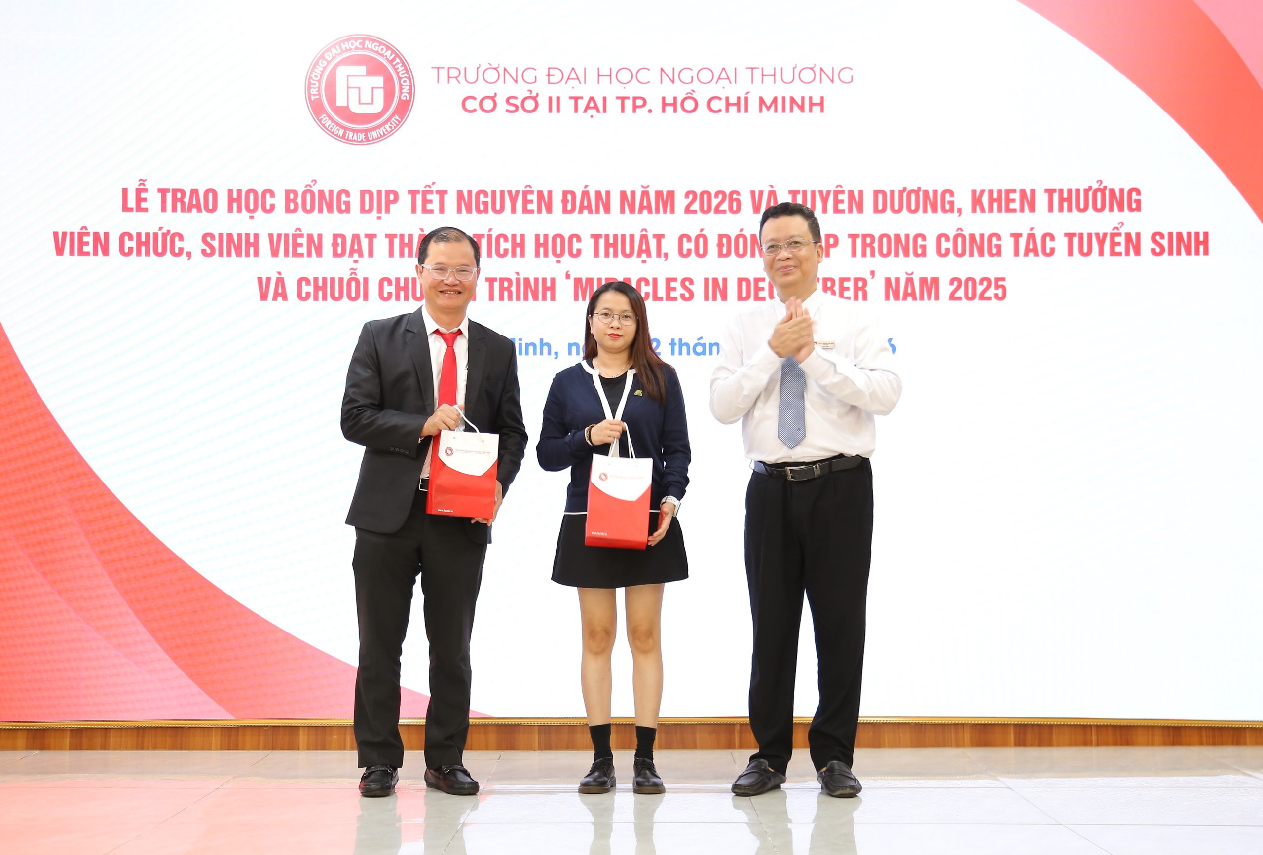 Ấm áp Xuân Bính Ngọ cùng Lễ trao học bổng nhân dịp Tết Nguyên đán năm 2026 tại Cơ sở II Trường ĐH Ngoại thương - Ảnh 1.