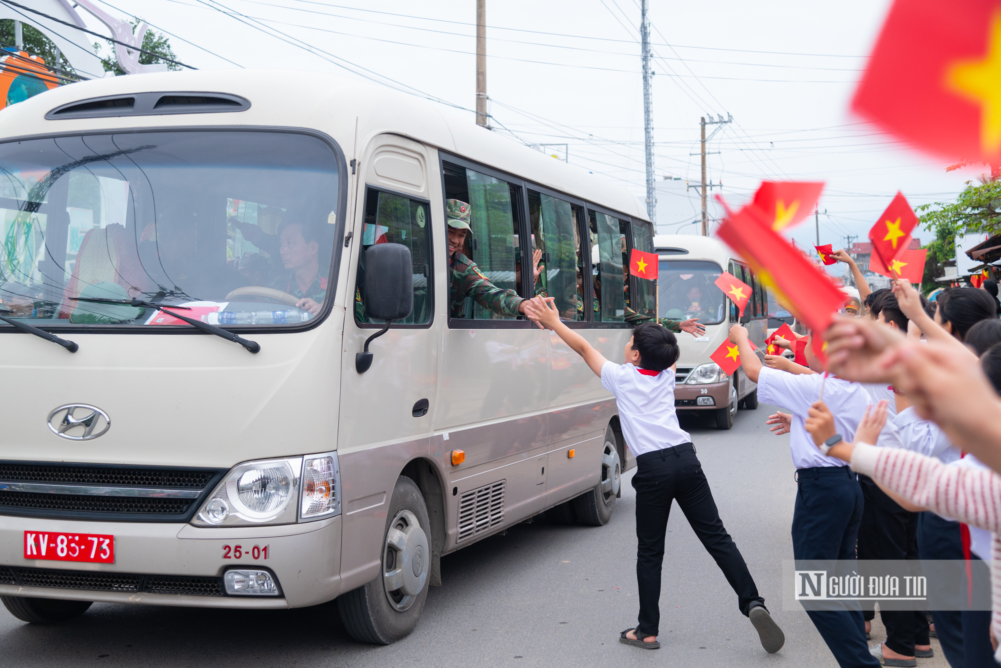 X&uacute;c động cảnh người d&acirc;n rốn lũ Đắk Lắk b&ugrave;i ng&ugrave;i chia tay bộ đội sau "chiến dịch Quang Trung"- Ảnh 15.