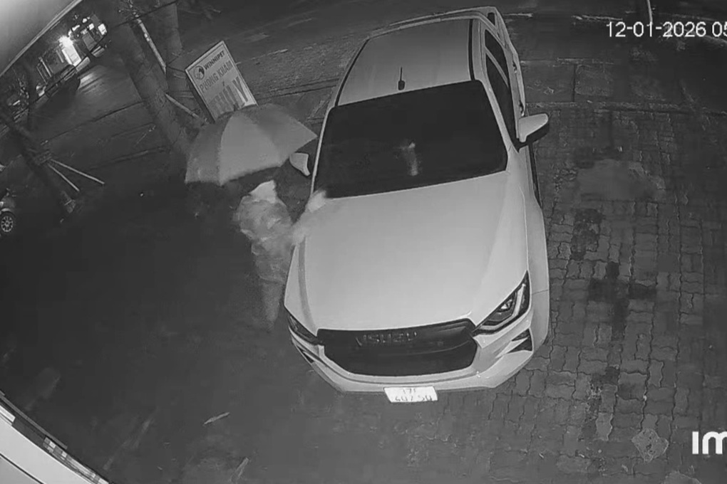 Truy t&igrave;m người đ&agrave;n &ocirc;ng che d&ugrave; d&ugrave;ng vật cứng đập ph&aacute; &ocirc; t&ocirc; - Ảnh 3.