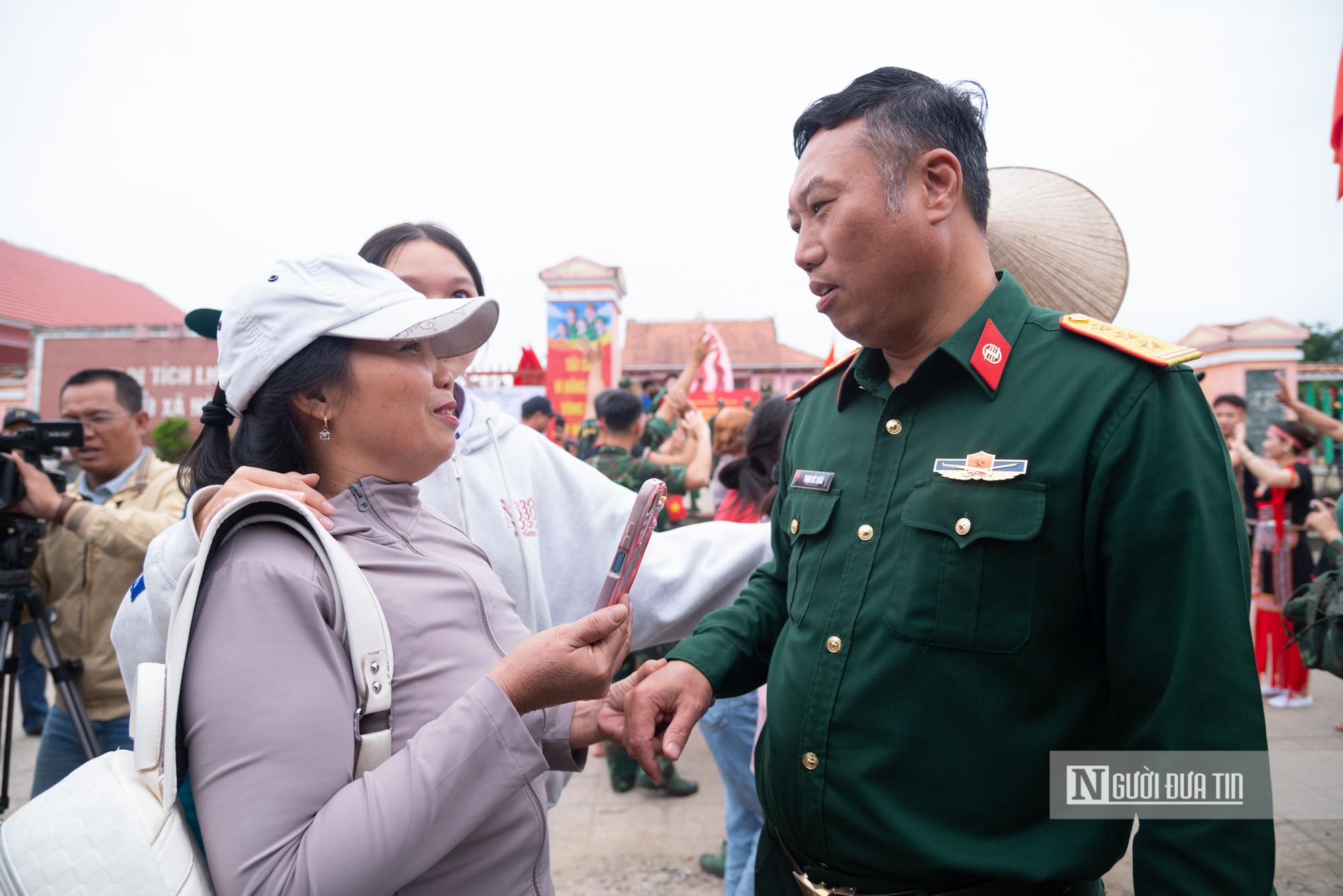 X&uacute;c động cảnh người d&acirc;n rốn lũ Đắk Lắk b&ugrave;i ng&ugrave;i chia tay bộ đội sau "chiến dịch Quang Trung"- Ảnh 16.