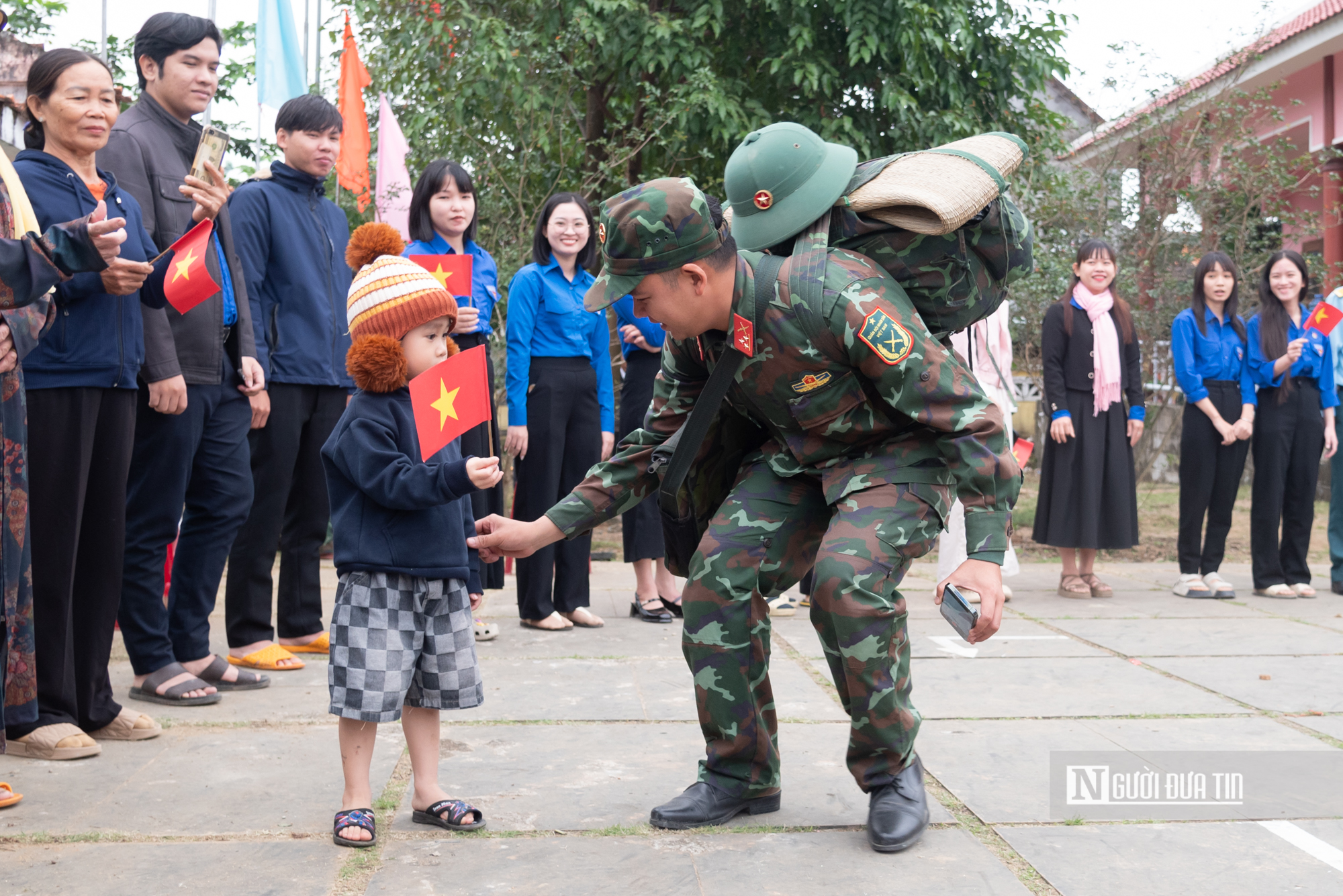 X&uacute;c động cảnh người d&acirc;n rốn lũ Đắk Lắk b&ugrave;i ng&ugrave;i chia tay bộ đội sau "chiến dịch Quang Trung"- Ảnh 17.