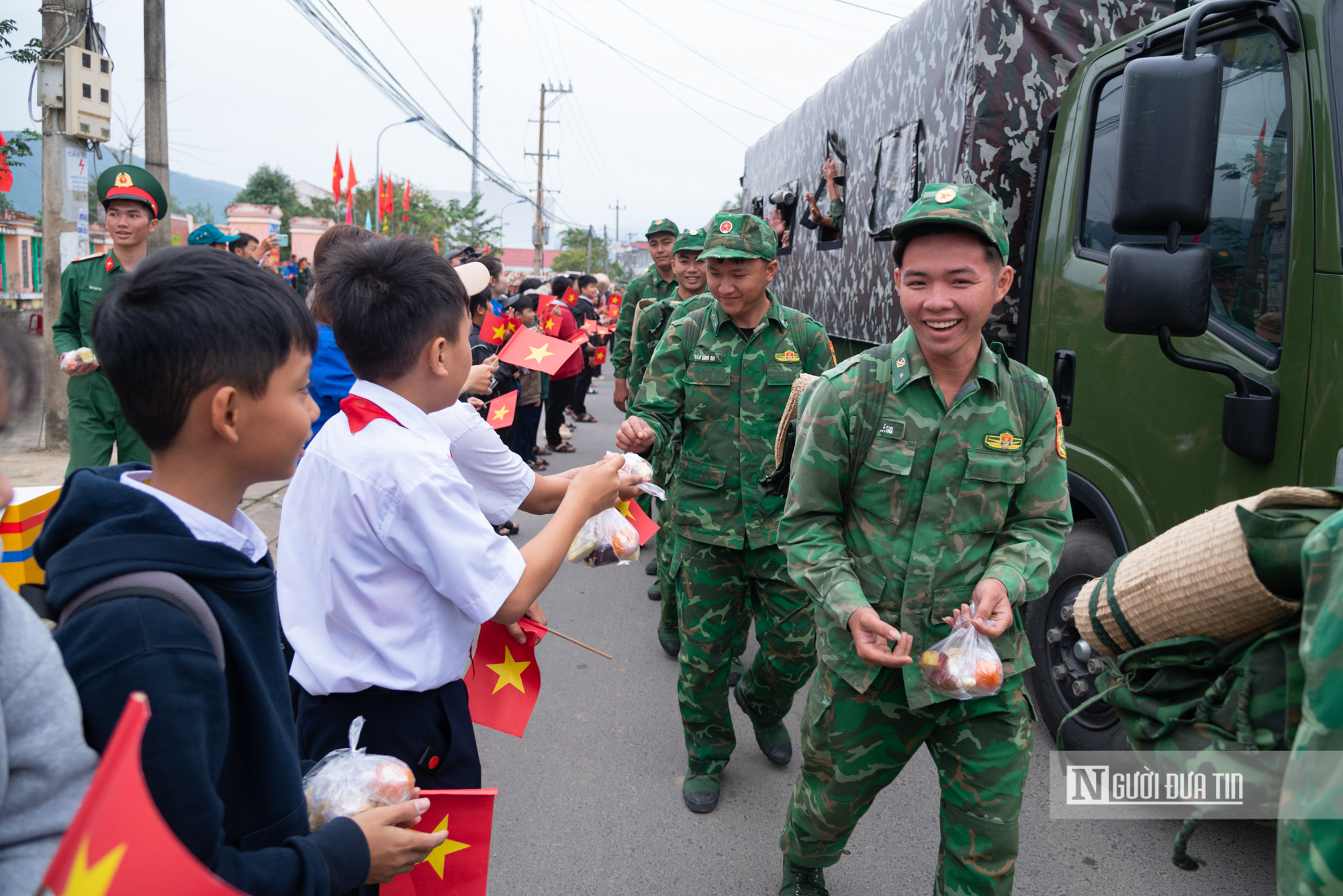 X&uacute;c động cảnh người d&acirc;n rốn lũ Đắk Lắk b&ugrave;i ng&ugrave;i chia tay bộ đội sau "chiến dịch Quang Trung"- Ảnh 19.