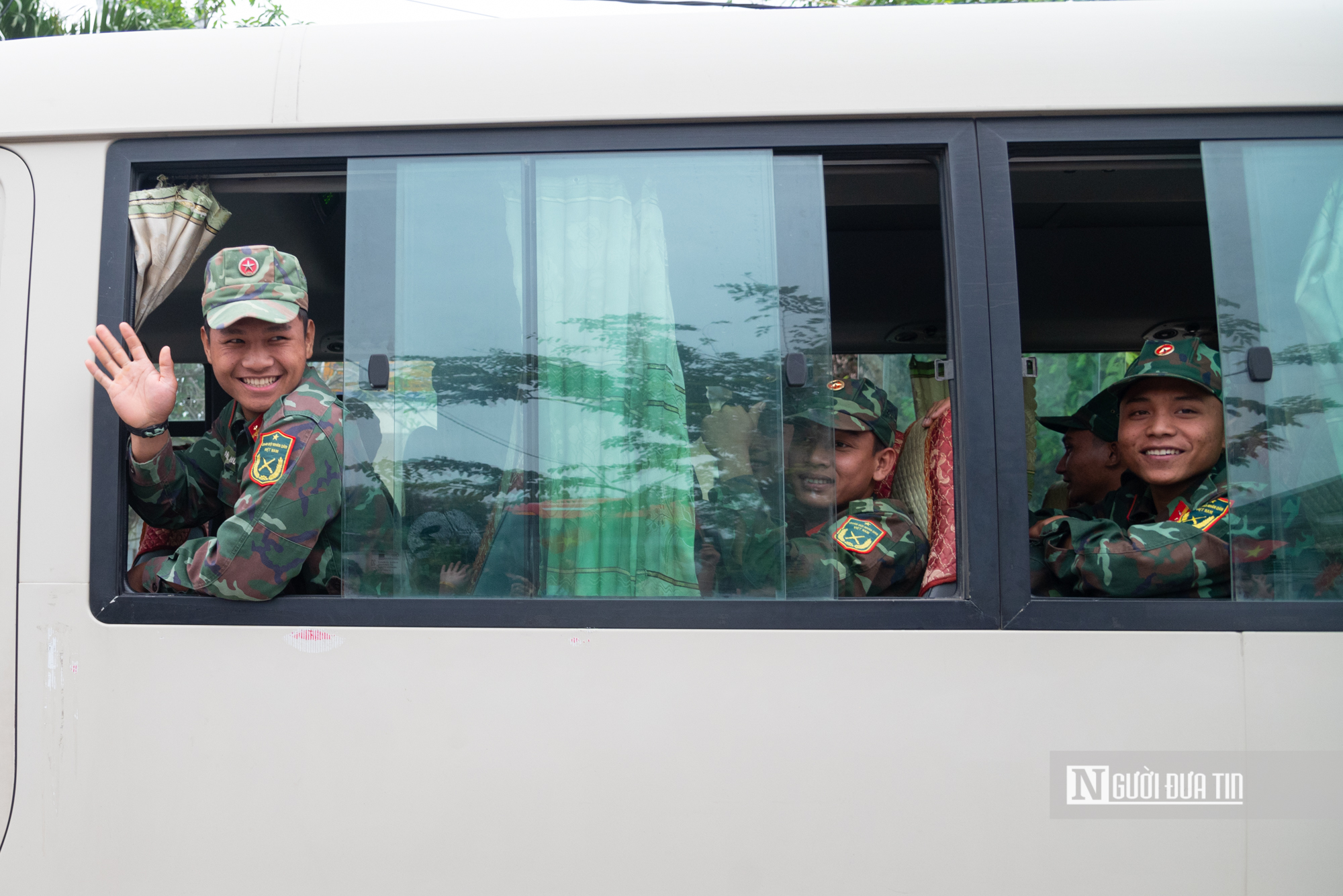 X&uacute;c động cảnh người d&acirc;n rốn lũ Đắk Lắk b&ugrave;i ng&ugrave;i chia tay bộ đội sau "chiến dịch Quang Trung"- Ảnh 20.