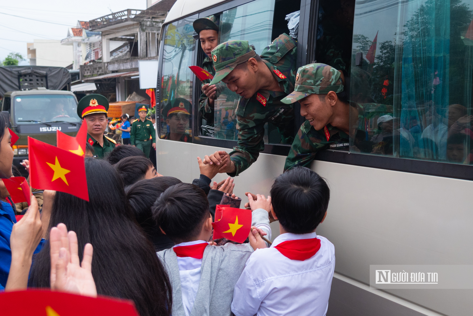 X&uacute;c động cảnh người d&acirc;n rốn lũ Đắk Lắk b&ugrave;i ng&ugrave;i chia tay bộ đội sau "chiến dịch Quang Trung"- Ảnh 21.