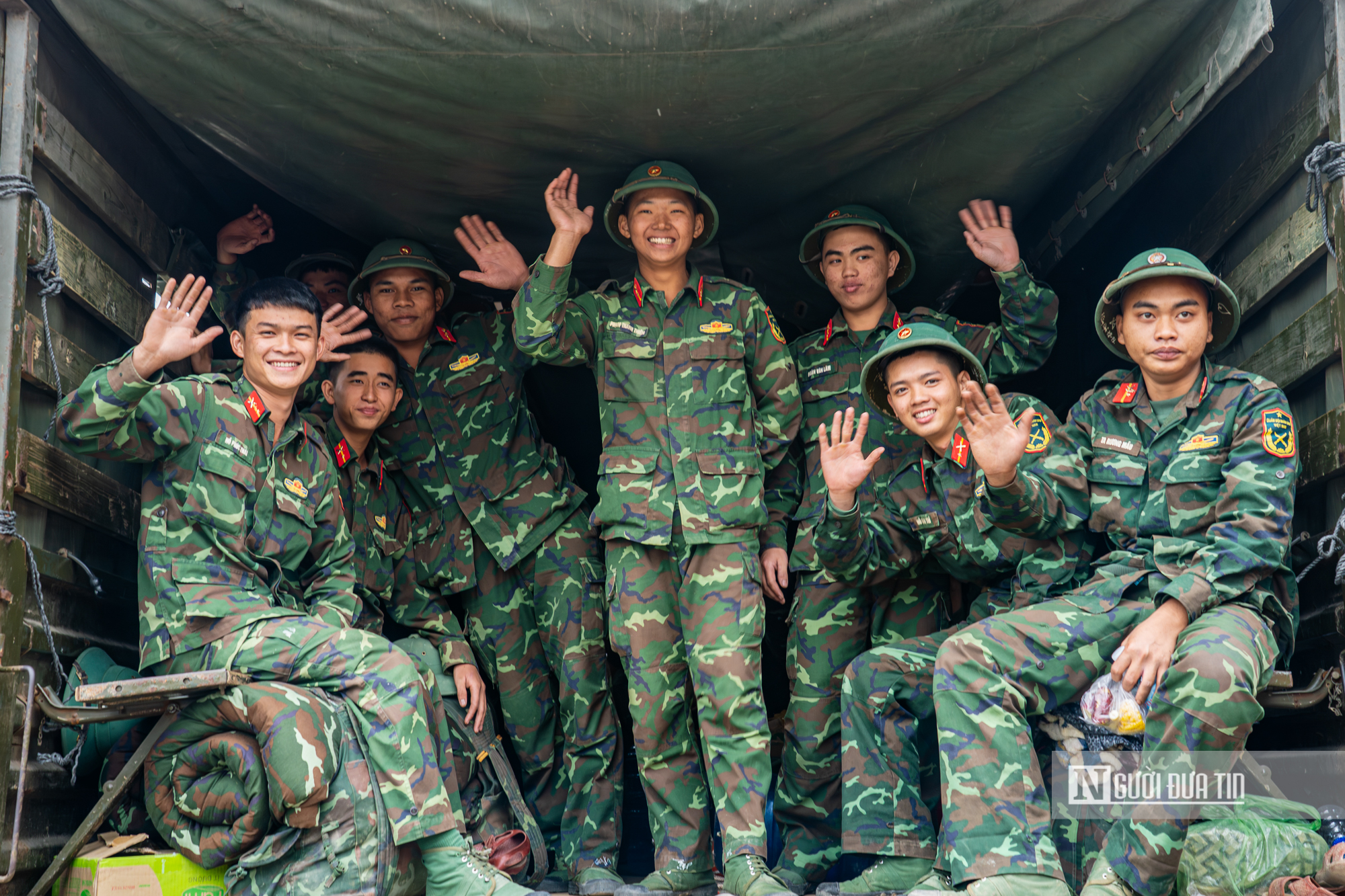 X&uacute;c động cảnh người d&acirc;n rốn lũ Đắk Lắk b&ugrave;i ng&ugrave;i chia tay bộ đội sau "chiến dịch Quang Trung"- Ảnh 3.