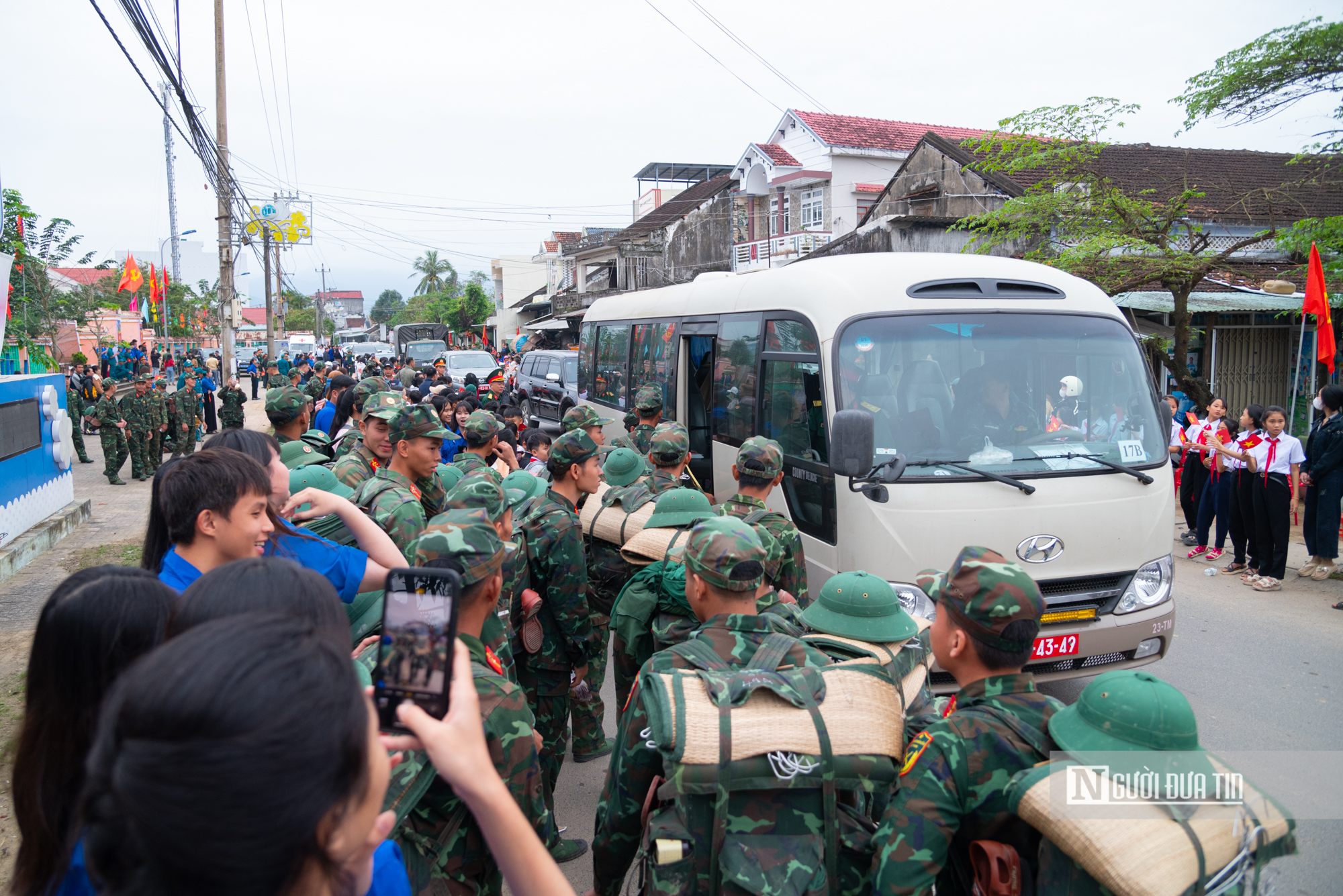 X&uacute;c động cảnh người d&acirc;n rốn lũ Đắk Lắk b&ugrave;i ng&ugrave;i chia tay bộ đội sau "chiến dịch Quang Trung"- Ảnh 2.