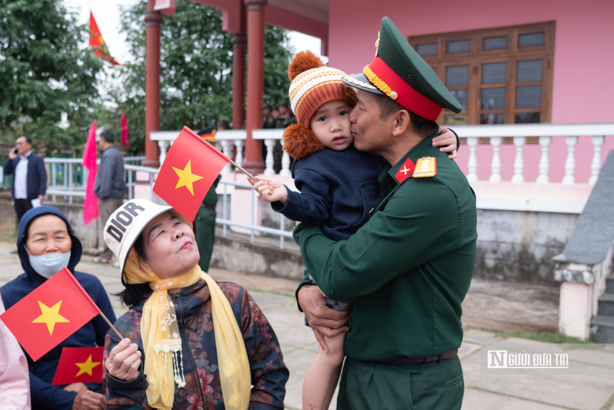 X&uacute;c động cảnh người d&acirc;n rốn lũ Đắk Lắk b&ugrave;i ng&ugrave;i chia tay bộ đội sau "chiến dịch Quang Trung"- Ảnh 4.