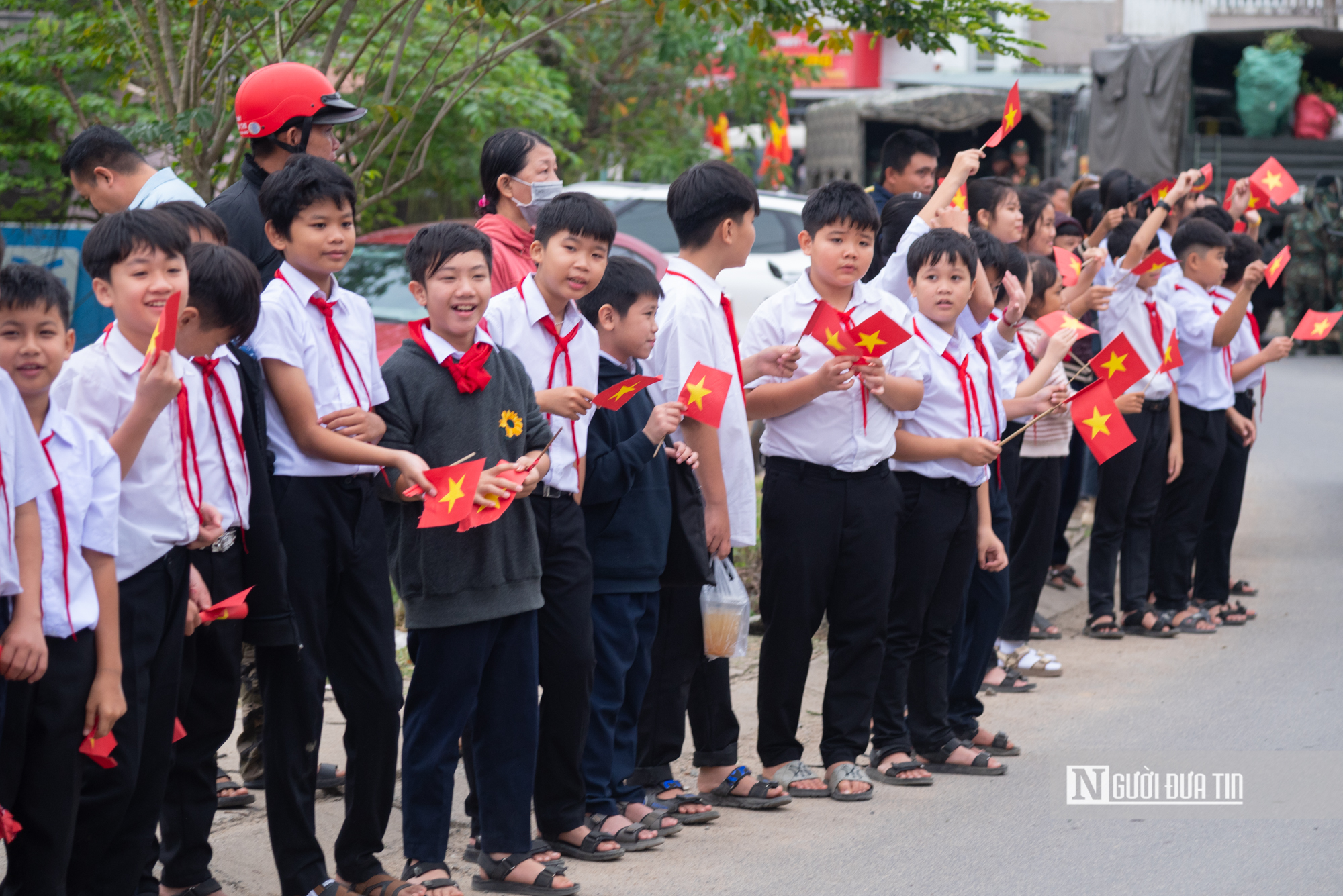 X&uacute;c động cảnh người d&acirc;n rốn lũ Đắk Lắk b&ugrave;i ng&ugrave;i chia tay bộ đội sau "chiến dịch Quang Trung"- Ảnh 8.
