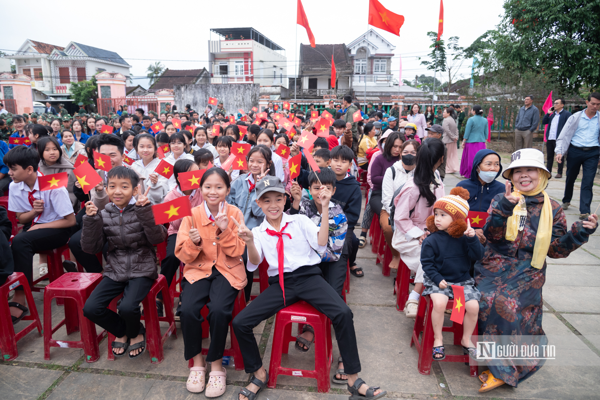X&uacute;c động cảnh người d&acirc;n rốn lũ Đắk Lắk b&ugrave;i ng&ugrave;i chia tay bộ đội sau "chiến dịch Quang Trung"- Ảnh 6.