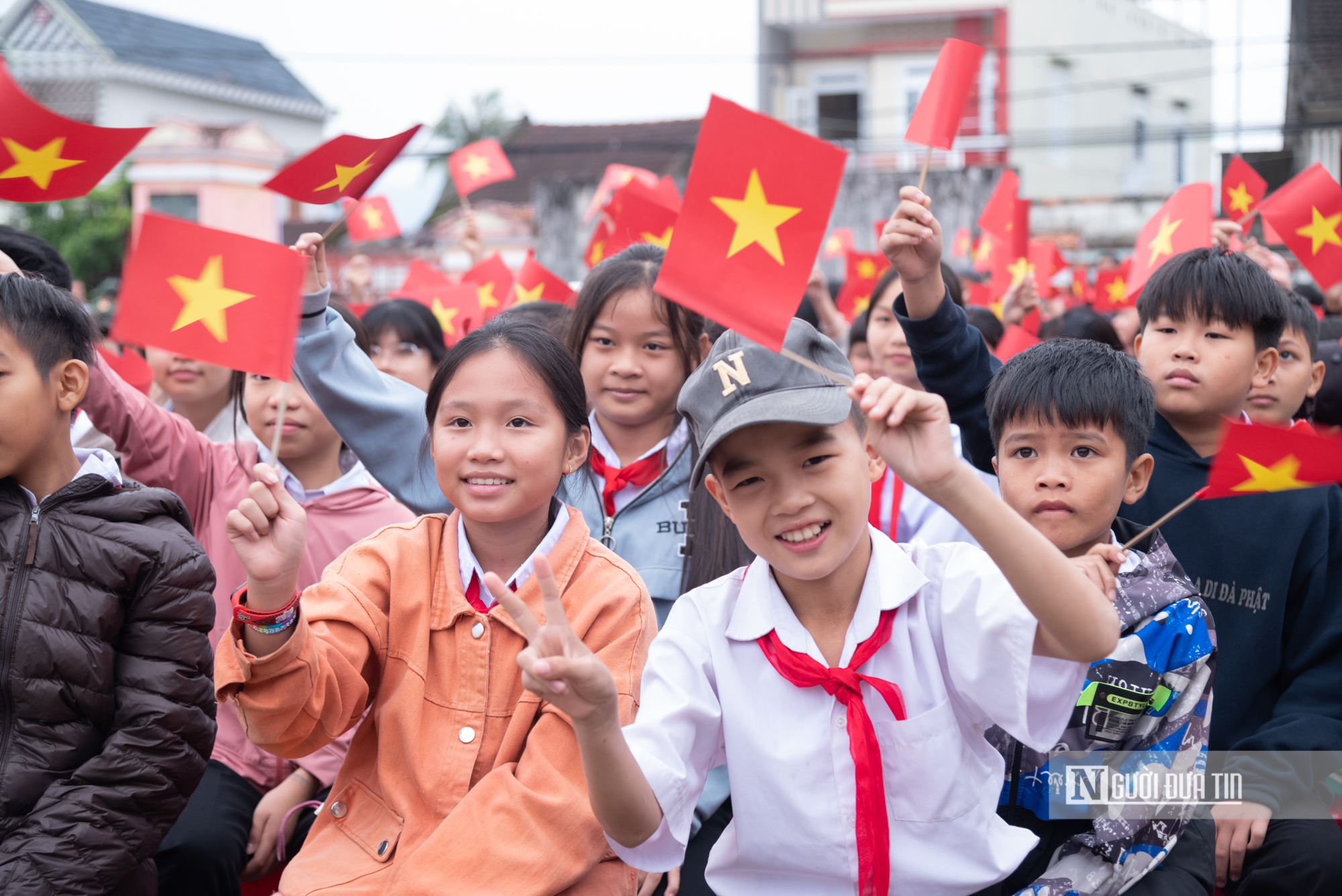 X&uacute;c động cảnh người d&acirc;n rốn lũ Đắk Lắk b&ugrave;i ng&ugrave;i chia tay bộ đội sau "chiến dịch Quang Trung"- Ảnh 7.