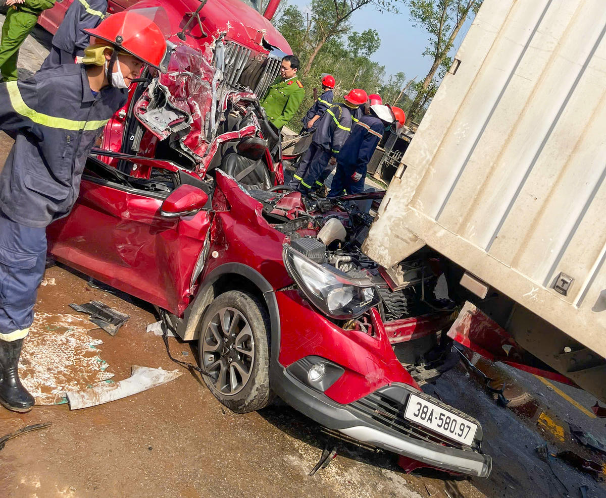 4 &ocirc; t&ocirc; đ&acirc;m li&ecirc;n ho&agrave;n tr&ecirc;n quốc lộ 1 khiến xe mắc kẹt dưới gầm xe tải, 4 người bị thương - Ảnh 3.