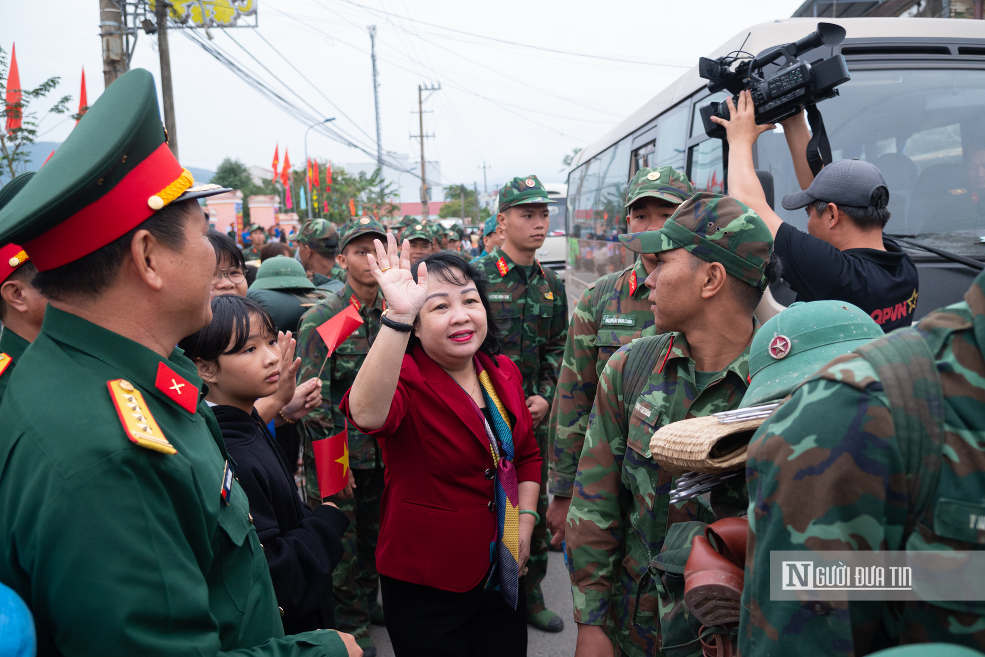 X&uacute;c động cảnh người d&acirc;n rốn lũ Đắk Lắk b&ugrave;i ng&ugrave;i chia tay bộ đội sau "chiến dịch Quang Trung"- Ảnh 5.