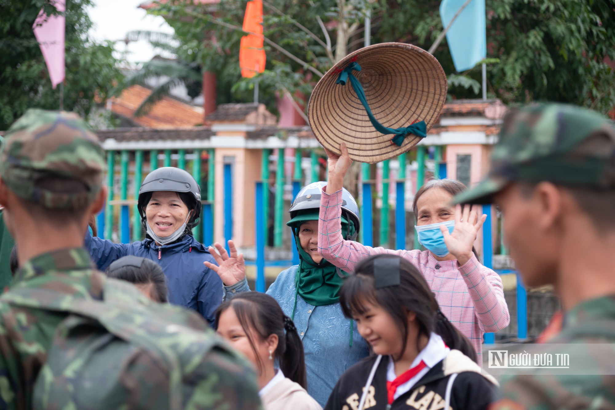 X&uacute;c động cảnh người d&acirc;n rốn lũ Đắk Lắk b&ugrave;i ng&ugrave;i chia tay bộ đội sau "chiến dịch Quang Trung"- Ảnh 9.