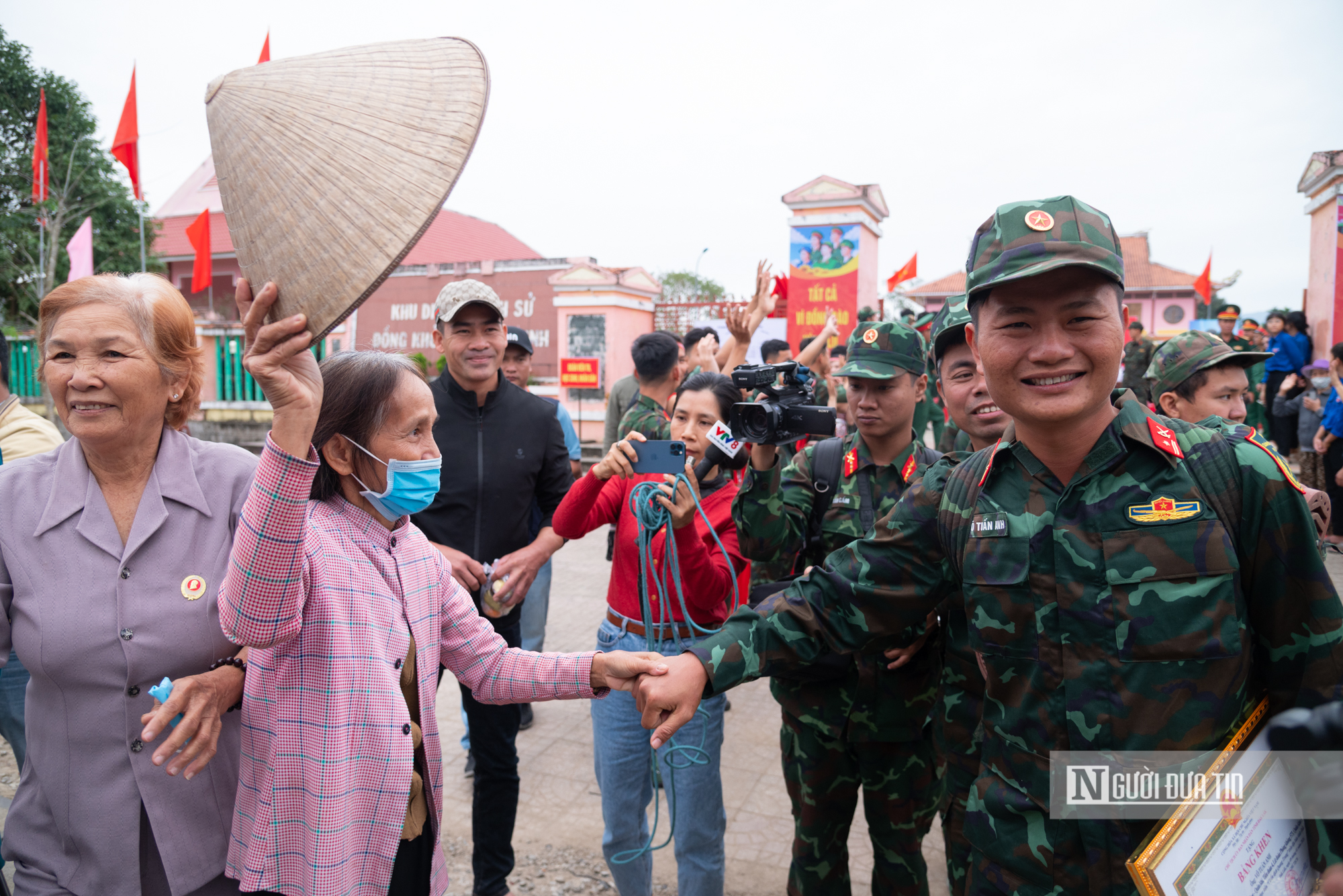 X&uacute;c động cảnh người d&acirc;n rốn lũ Đắk Lắk b&ugrave;i ng&ugrave;i chia tay bộ đội sau "chiến dịch Quang Trung"- Ảnh 10.