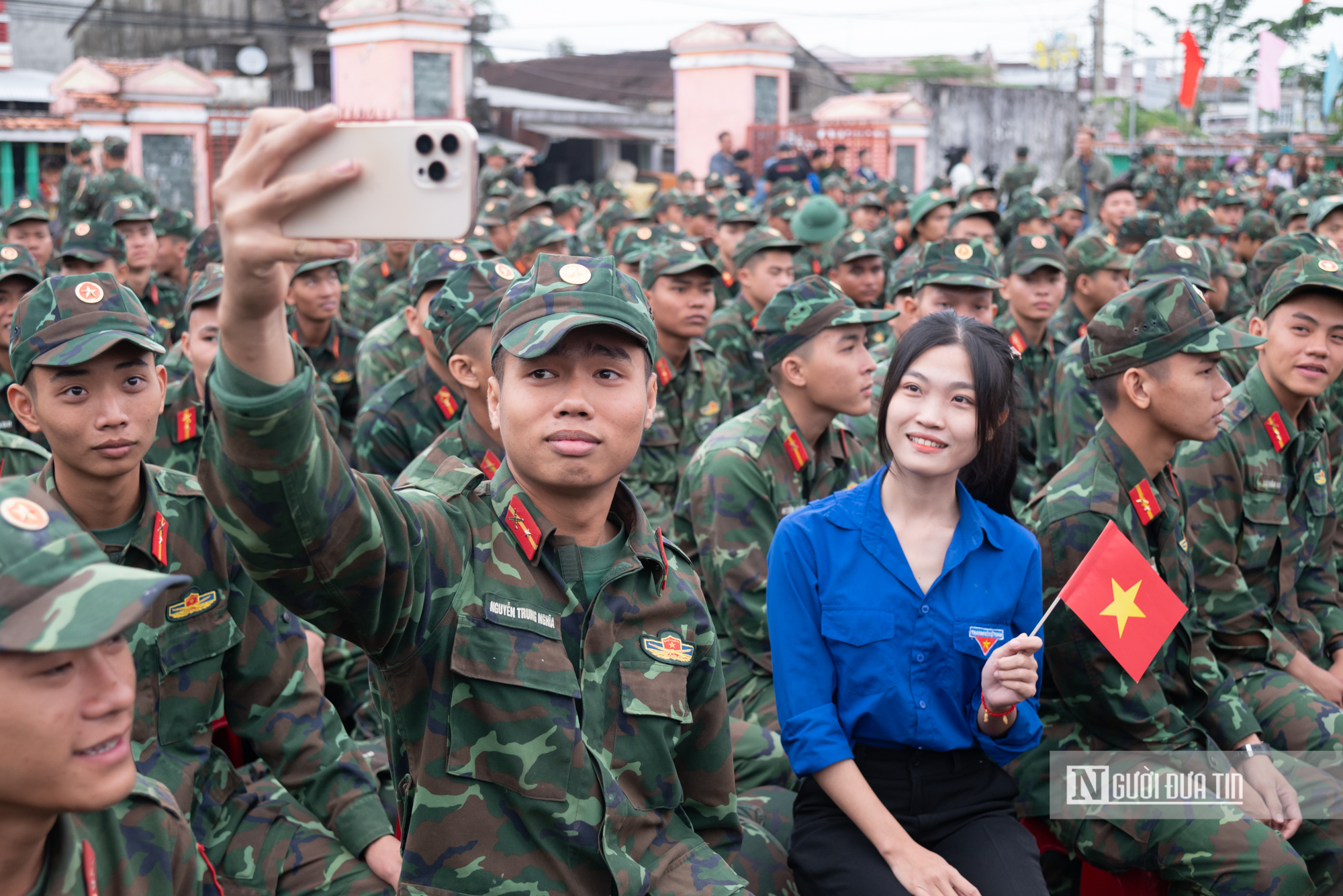 X&uacute;c động cảnh người d&acirc;n rốn lũ Đắk Lắk b&ugrave;i ng&ugrave;i chia tay bộ đội sau "chiến dịch Quang Trung"- Ảnh 11.