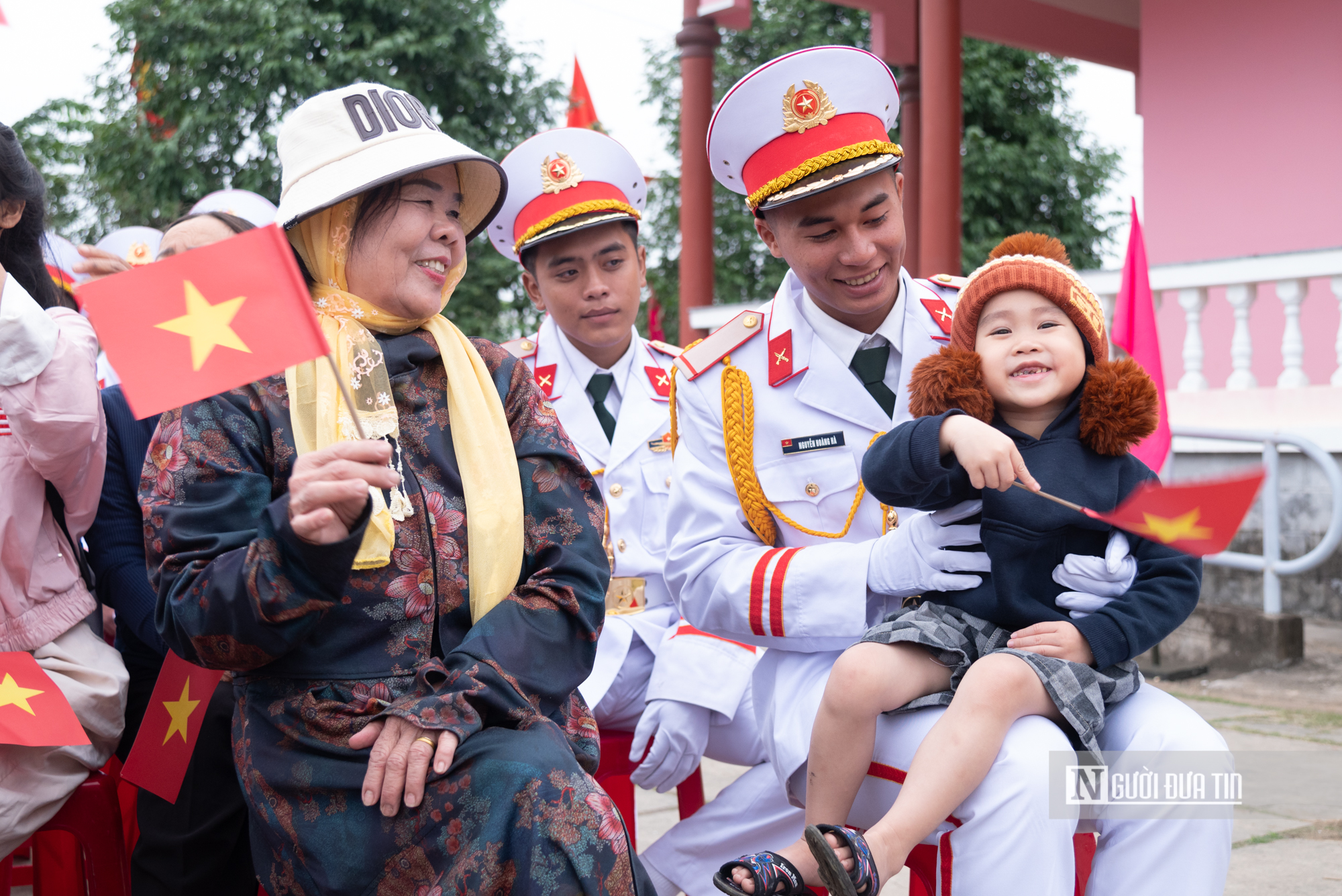 X&uacute;c động cảnh người d&acirc;n rốn lũ Đắk Lắk b&ugrave;i ng&ugrave;i chia tay bộ đội sau "chiến dịch Quang Trung"- Ảnh 13.