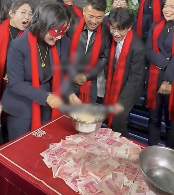 Ông chủ tiệm vàng trẻ tuổi "chịu chơi": Phát vàng, thưởng Tết cả tỷ đồng tiền mặt cho nhân viên - Ảnh 1.