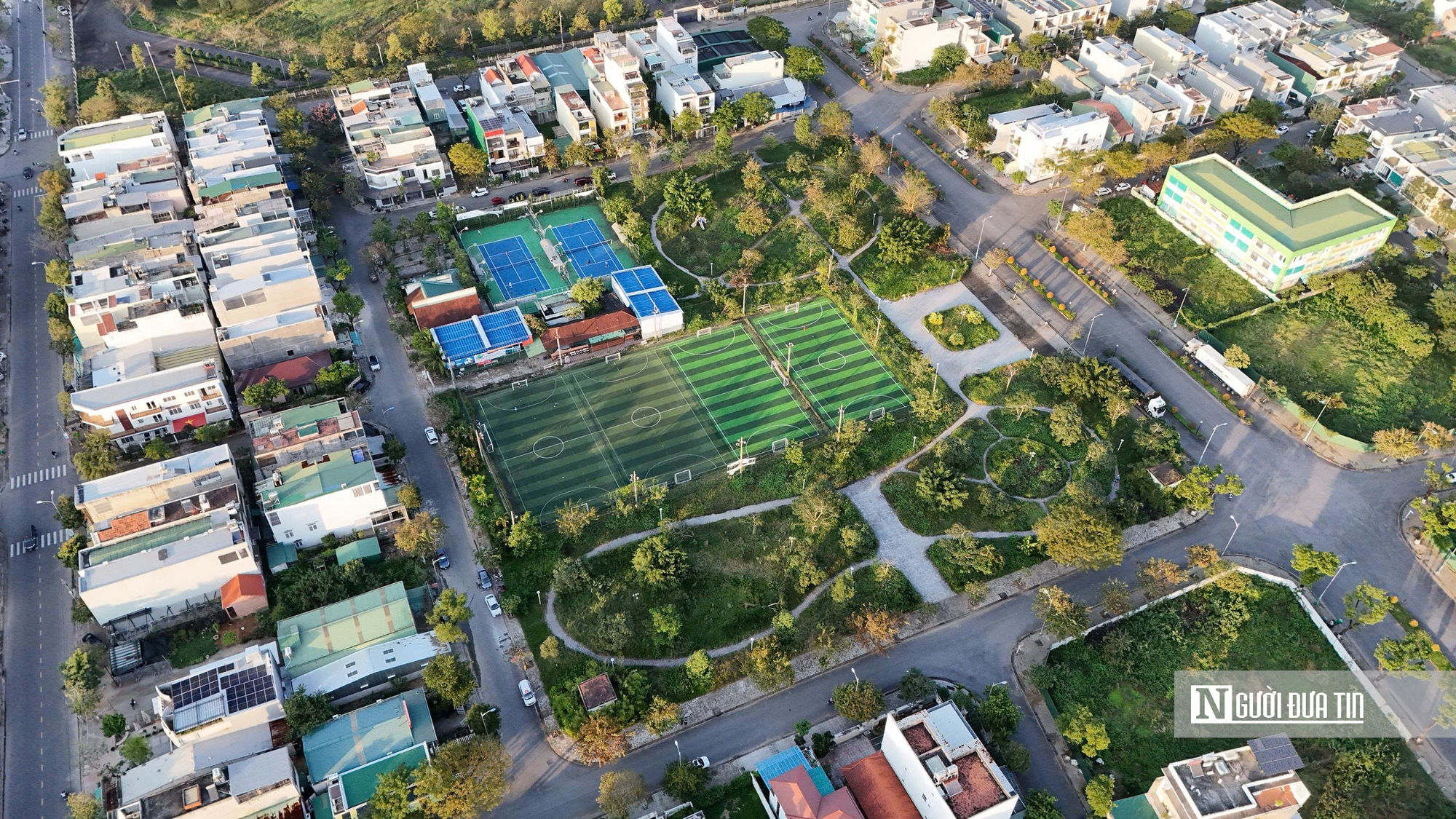 Quảng Ng&atilde;i: Khu d&acirc;n cư 15 năm dang dở, c&ocirc;ng vi&ecirc;n biến th&agrave;nh s&acirc;n b&oacute;ng, s&acirc;n tenis- Ảnh 1.