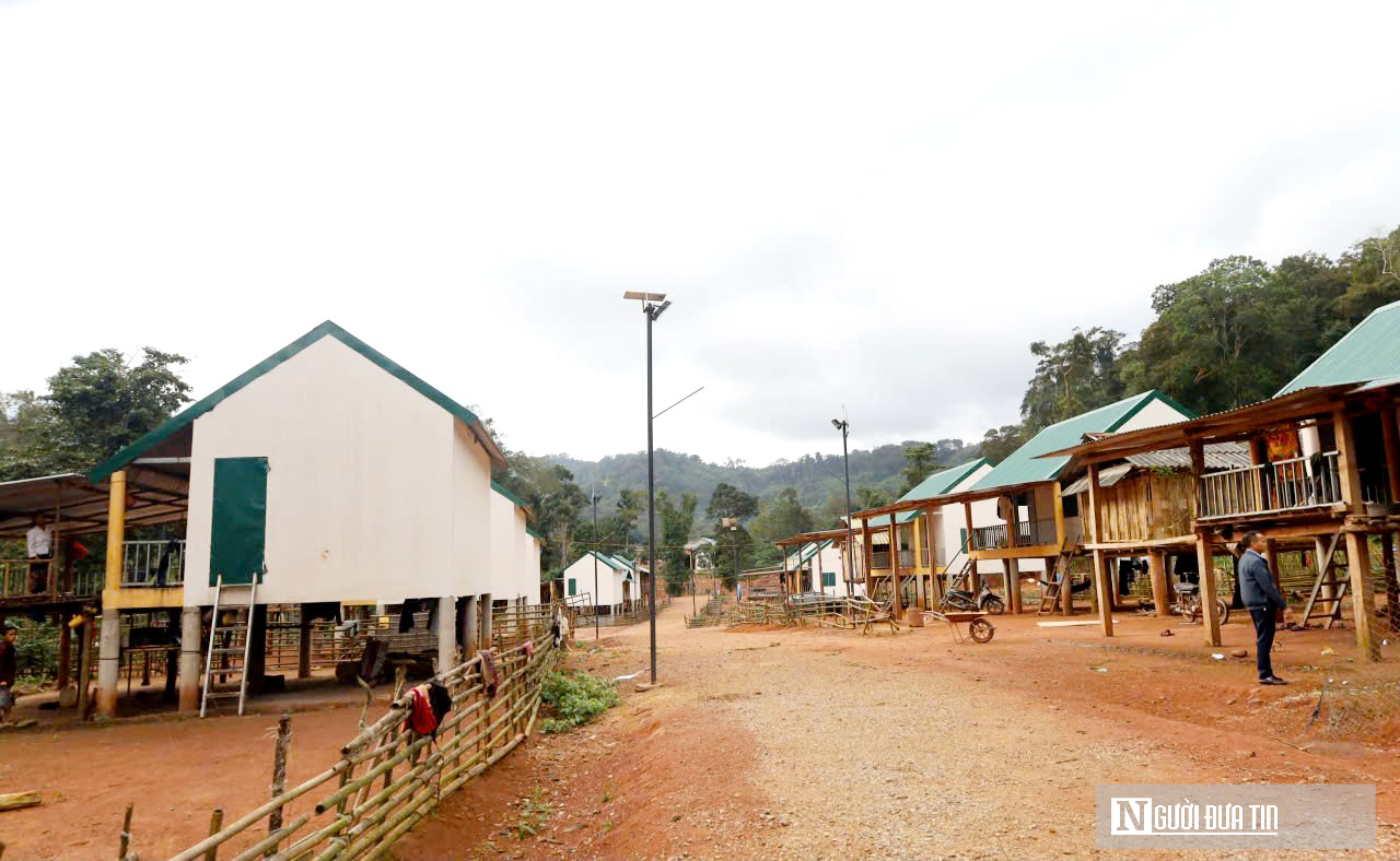 Đi từng ng&otilde;, g&otilde; từng nh&agrave; đẩy l&ugrave;i hủ tục của đồng b&agrave;o bi&ecirc;n giới- Ảnh 2.