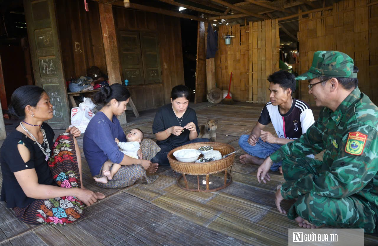 Đi từng ng&otilde;, g&otilde; từng nh&agrave; đẩy l&ugrave;i hủ tục của đồng b&agrave;o bi&ecirc;n giới- Ảnh 1.