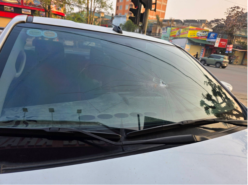 Truy tìm người đàn ông che dù dùng vật cứng đập phá ô tô - Ảnh 1.