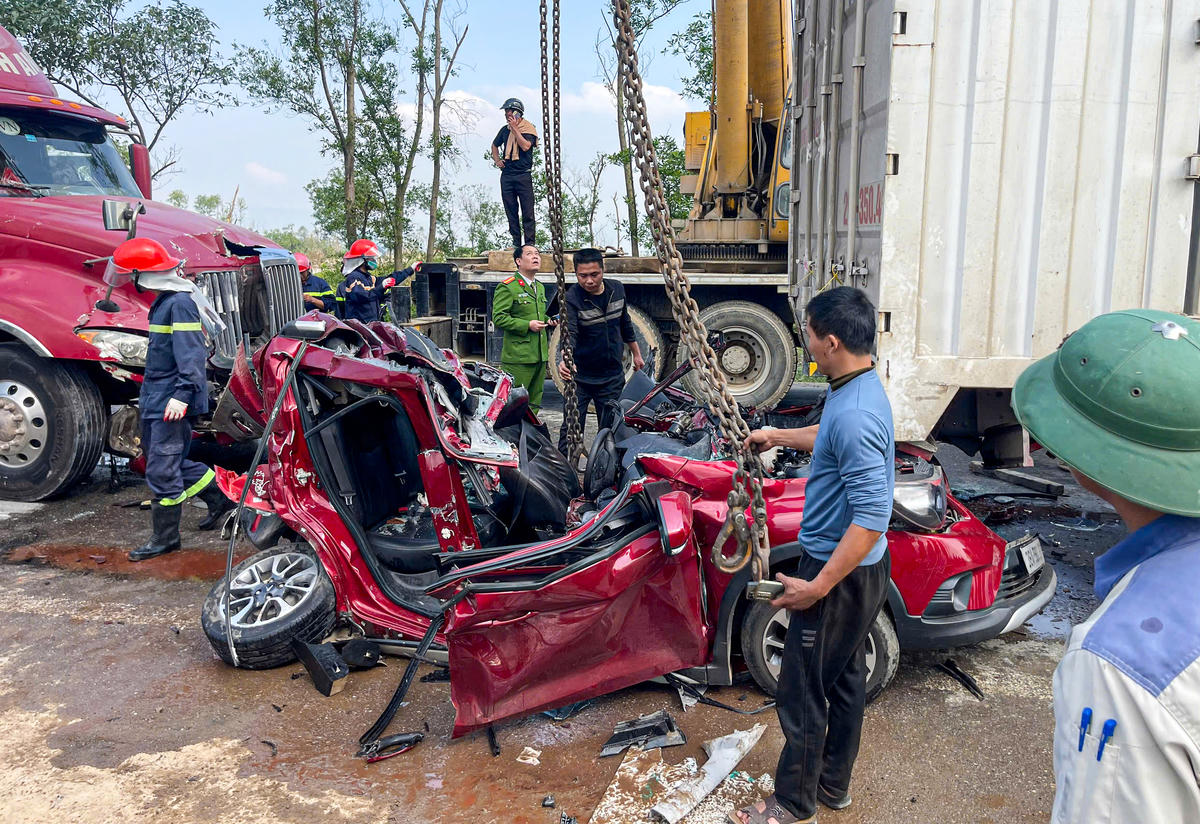 4 &ocirc; t&ocirc; đ&acirc;m li&ecirc;n ho&agrave;n tr&ecirc;n quốc lộ 1 khiến xe mắc kẹt dưới gầm xe tải, 4 người bị thương - Ảnh 2.