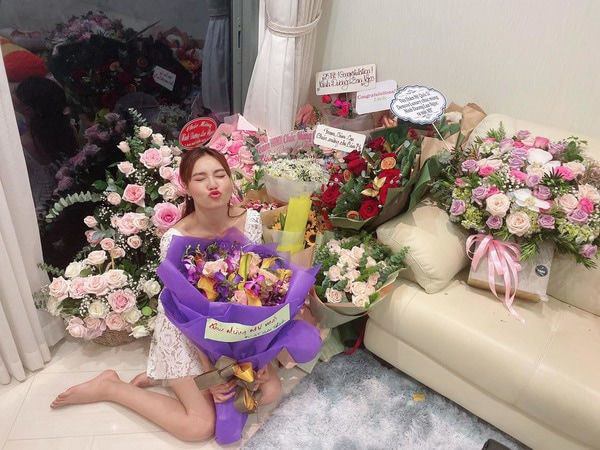 Cuộc sống sang chảnh của "G&aacute;i gi&agrave; lắm chi&ecirc;u" trong căn biệt thự 2 mặt tiền bề thế - Ảnh 11.