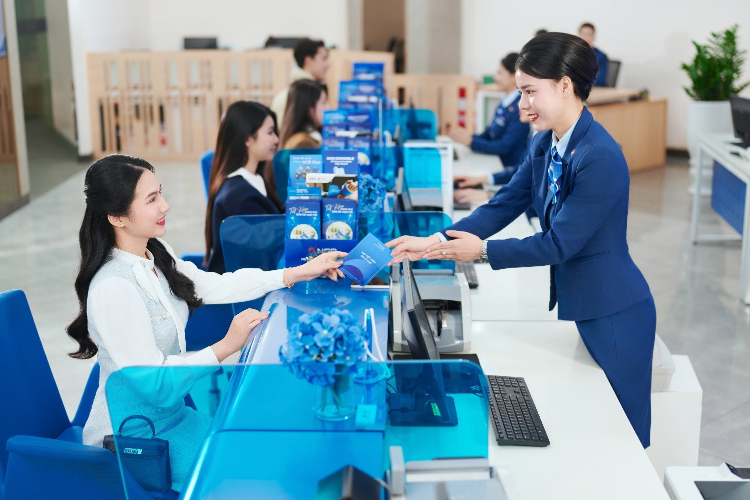 Gửi tiết kiệm ngân hàng nào lãi suất tốt, ưu đãi hấp dẫn nhất hiện nay - Ảnh 2.