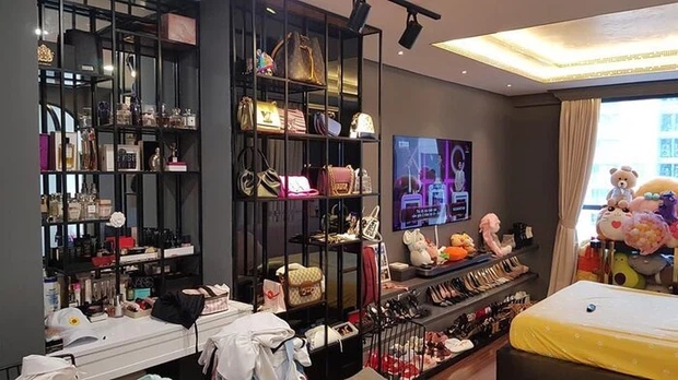 Cuộc sống sang chảnh của "G&aacute;i gi&agrave; lắm chi&ecirc;u" trong căn biệt thự 2 mặt tiền bề thế - Ảnh 17.