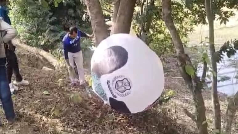 Vật thể lạ rơi trên cánh đồng khiến người dân hoảng sợ - Ảnh 1.