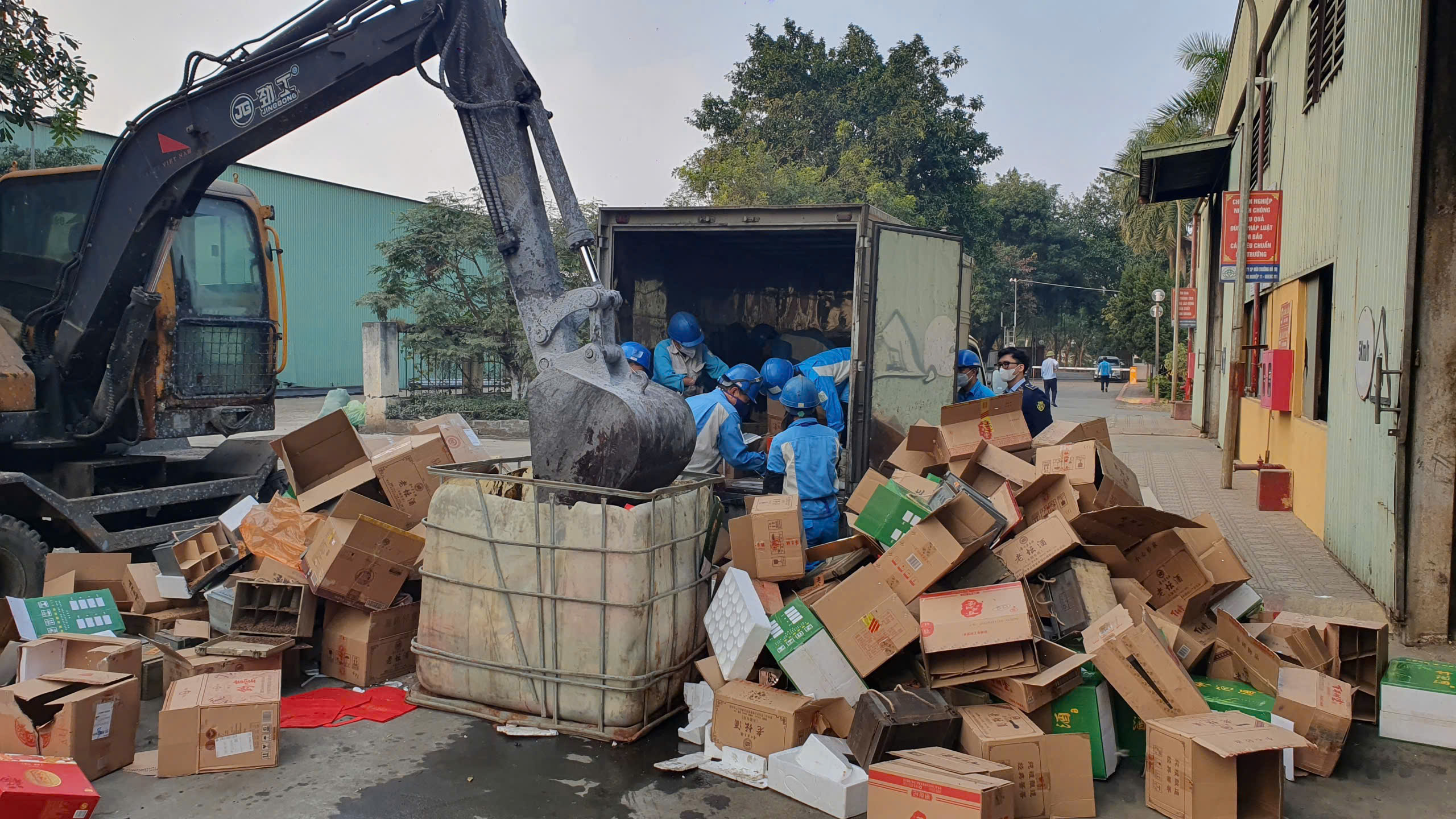 Hưng Yên: Tiêu hủy hơn 2.200 chai rượu nhập lậu- Ảnh 3. Hưng Yên: Tiêu hủy hơn 2.200 chai rượu nhập lậu- Ảnh 3.