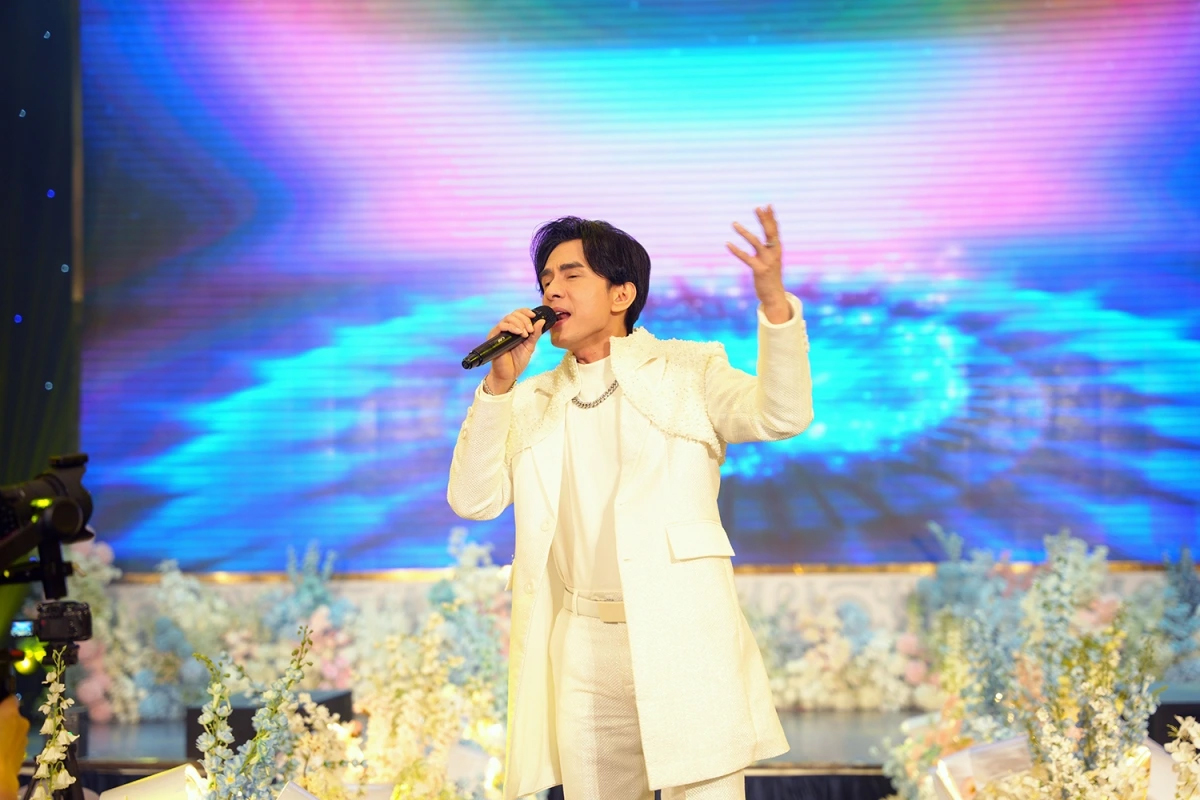 Nam ca sĩ nổi tiếng showbiz lần đầu tiết lộ từng có tình đầu sâu đậm nhưng đã bỏ lỡ - Ảnh 1.