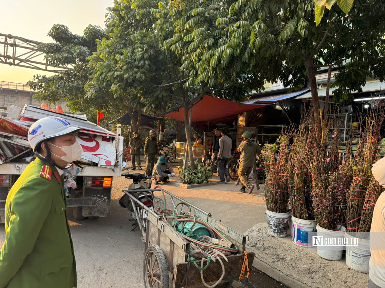 H&agrave; Nội: Phường Đ&ocirc;ng Ngạc bảo đảm trật tự đ&ocirc; thị ch&agrave;o mừng Đại hội XIV của Đảng v&agrave; đ&oacute;n Tết Nguy&ecirc;n đ&aacute;n B&iacute;nh Ngọ 2026- Ảnh 3.