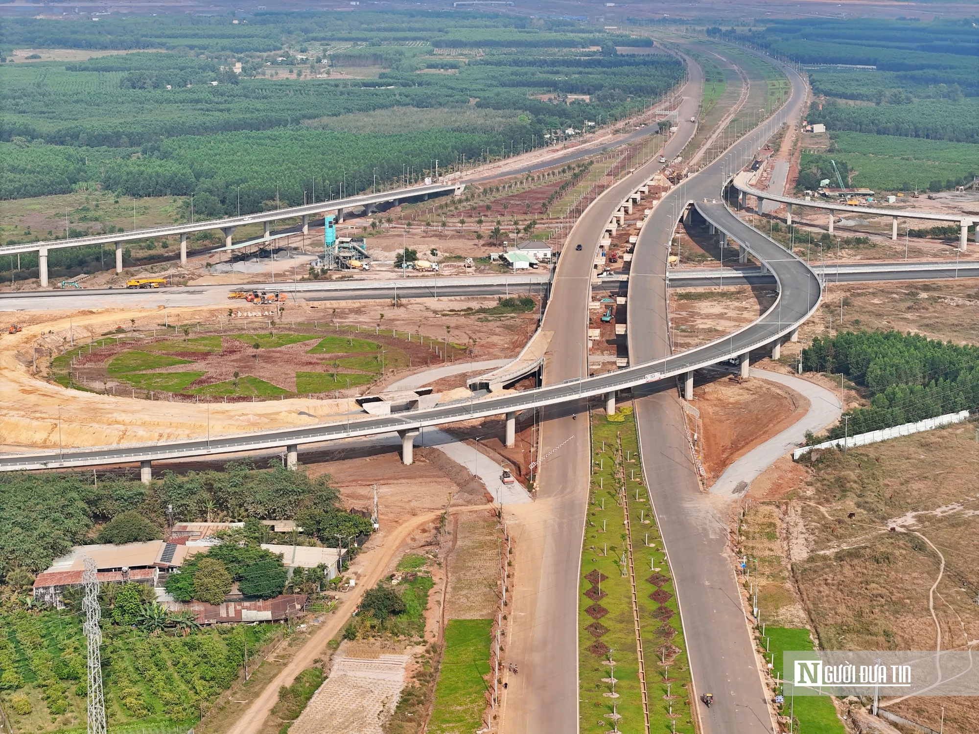 Chạy đua từng giờ trước Tết tr&ecirc;n cao tốc Bi&ecirc;n H&ograve;a &ndash; Vũng T&agrave;u - Ảnh 4.