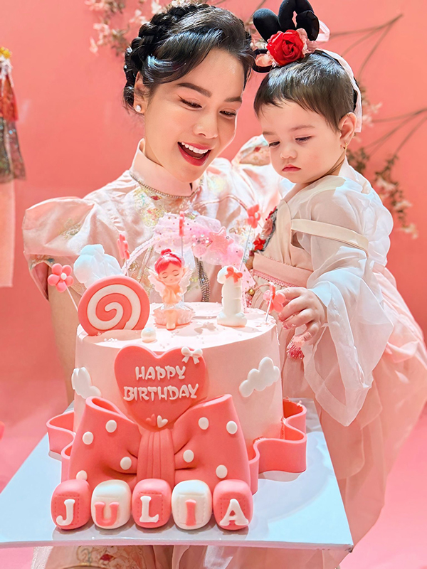 Diễn viên Nhật Kim Anh mừng sinh nhật tròn một tuổi của con gái - Ảnh 1.