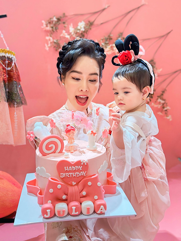 Diễn viên Nhật Kim Anh mừng sinh nhật tròn một tuổi của con gái - Ảnh 3.
