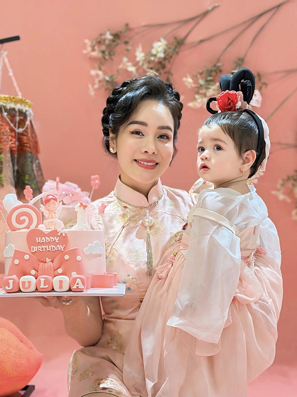 Diễn viên Nhật Kim Anh mừng sinh nhật tròn một tuổi của con gái - Ảnh 4.